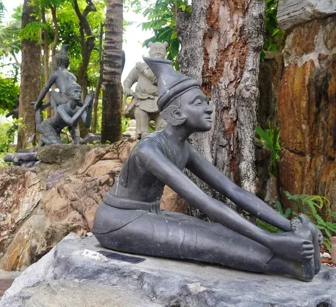 ルーシーダットン（仙人体操）の像も保存されています。